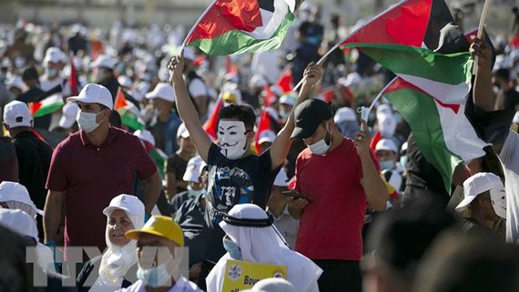 Người dân Palestine tuần hành phản đối kế hoạch hòa bình Trung Đông của Mỹ tại Jericho ngày 22-6-2020. Ảnh: TTXVN