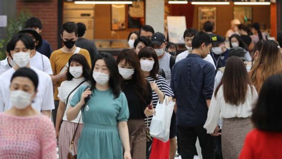 Người dân đeo khẩu trang phòng lây nhiễm Covid-19 tại Tokyo, Nhật Bản. Ảnh minh họa: TTXVN