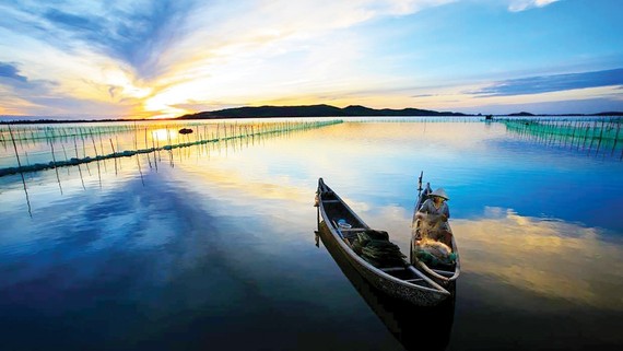 Phú Yên - điểm đến hàng đầu thu hút khách du lịch trong nước và quốc tế (Đầm Ô Loan - Phú Yên)
