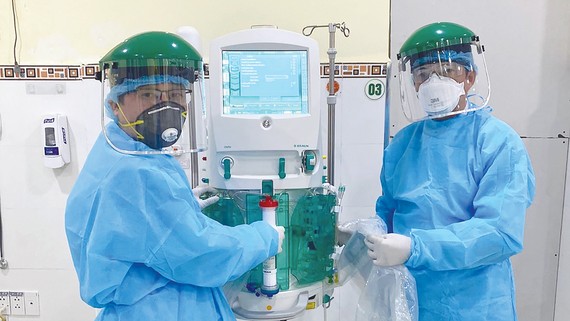 Các bác sĩ Bệnh viện Chợ Rẫy được tăng cường hỗ trợ Bệnh viện Đà Nẵng điều trị bệnh nhân mắc Covid-19. Ảnh: THÀNH SƠN