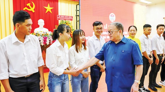 Ông Thào Xuân Sùng, Chủ tịch Hội Nông dân Việt Nam, chúc mừng những hội viên - sinh viên mới ở Trà Vinh