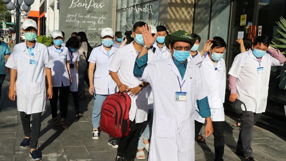 Các bác sĩ, điều dưỡng đến hỗ trợ Đà Nẵng chống dịch