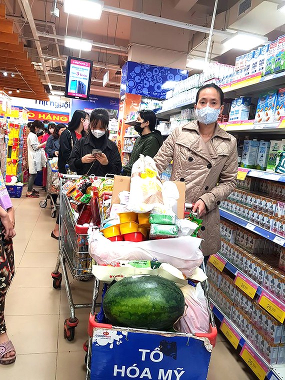 Nhiều hàng hóa thiết yếu giảm giá tại hệ thống siêu thị Co.opmart để chia sẻ khó khăn với người dân
