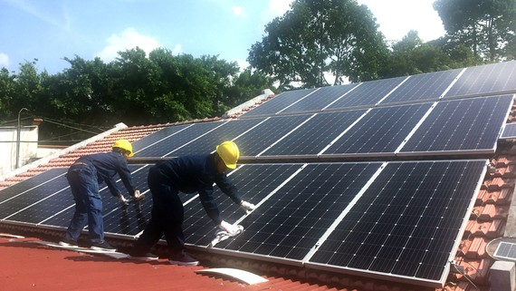 Nhân viên ngành điện thành phố lắp điện mặt trời cho hộ dân