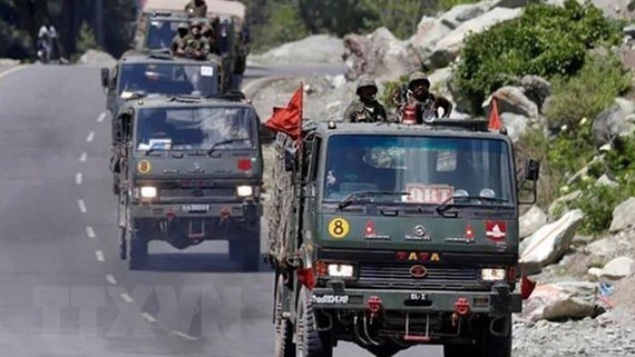 Xe quân sự tại đường ranh giới kiểm soát, khu vực biên giới Trung Quốc - Ấn Độ. Ảnh: NDTV/TTXVN