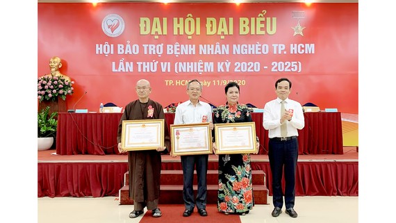 Đồng chí Trần Lưu Quang trao Huân chương Lao động hạng ba cho các tập thể và cá nhân