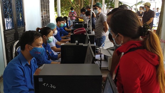 Người dân TP Đà Nẵng khai báo y tế trước khi đến tỉnh Thừa Thiên - Huế. Ảnh: NGUYỄN CƯỜNG