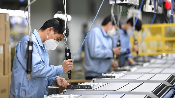 Công nhân sản xuất tại một phân xưởng của Trung Quốc. Ảnh minh họa: THX/TTXVN