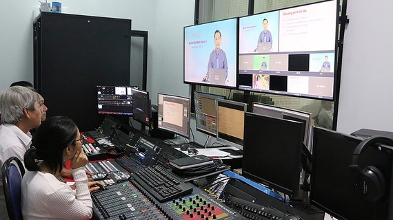 Một buổi phát hình Chương trình dạy học trực tuyến qua truyền hình ở Đài PT-TH Đồng Nai