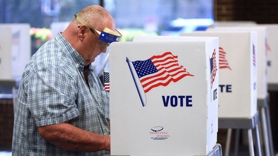 Người dân Mỹ đi bỏ phiếu. Ảnh: The Guardian