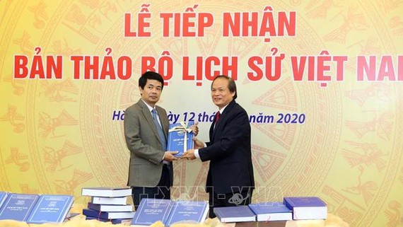 Buổi lễ tiếp nhận bản thảo bộ Lịch sử Việt Nam