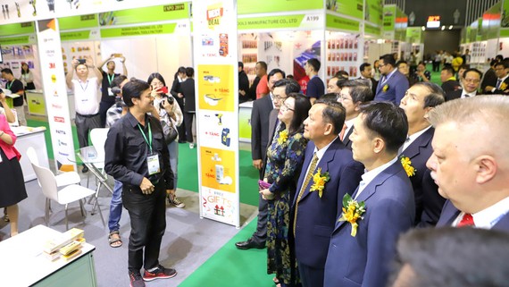 Nhiều đại biểu tham quan gian hàng tại Vietnam Expo năm 2019
