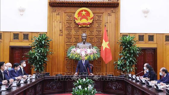 Thủ tướng Nguyễn Xuân Phúc với cựu Phó Thủ tướng CHLB Đức Phillip Rosler và các thành viên trong đoàn. Ảnh: Thống Nhất/TTXVN
