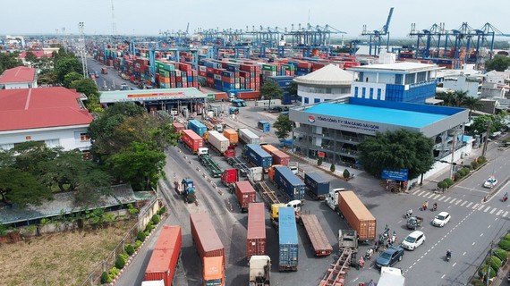 Xe container vào cảng Cát Lái (ảnh chụp ngày 25-11). Ảnh: CAO THĂNG