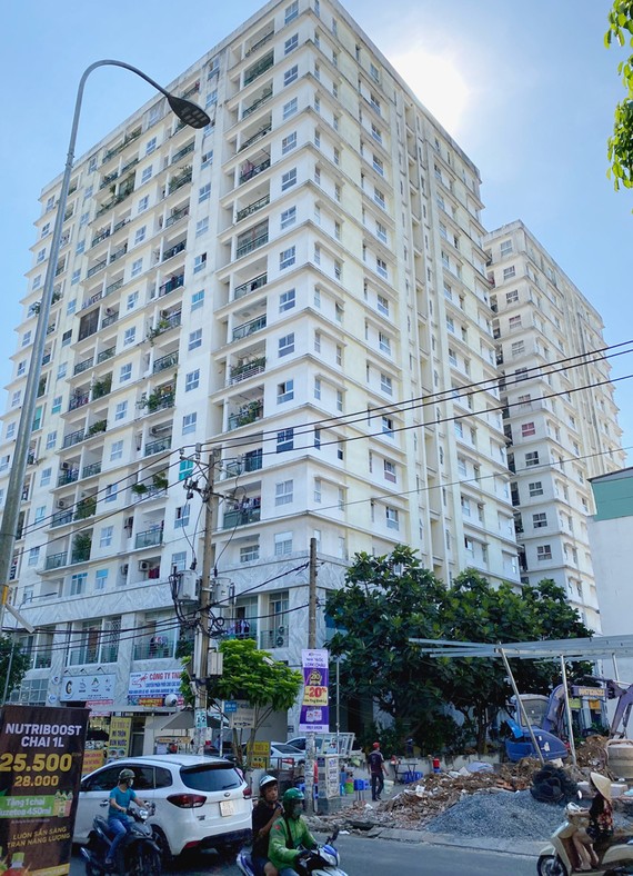 Công ty CP ĐT và PT Địa ốc Khang Gia (Tân Phú) có 230 căn hộ đang thế chấp quyền sử dụng đất  ở ngân hàng. Ảnh: CAO THĂNG