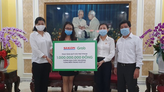 Đại diện Báo SGGP và Công ty TNHH Grab Việt Nam đã trao ủng hộ Quỹ cứu trợ của TPHCM 1 tỷ đồng