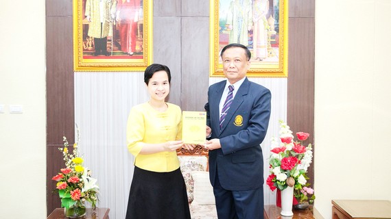 TS Trương Thị Hằng tặng ông Kittisak Samuttharak, Hiệu trưởng Đại học Rajabhat Lampang cuốn sách về Chủ tịch Hồ Chí Minh