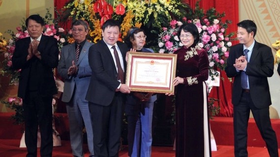 Phó Chủ tịch nước Đặng Thị Ngọc Thịnh đã trao danh hiệu Anh hùng Lao động thời kỳ đổi mới cho Nhà hát Ca múa nhạc Việt Nam. Ảnh: ĐCSVN