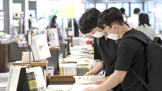 Độc giả Hàn Quốc chọn mua sách