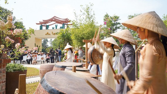 Du khách tham quan Khu du lịch Một thoáng Việt Nam (huyện Củ Chi, TPHCM) ngày 16-1