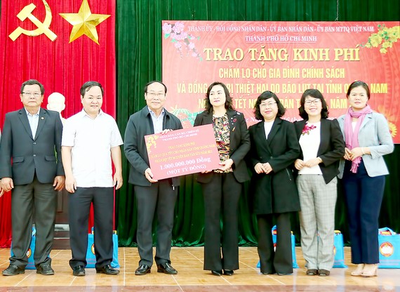 Đoàn công tác TPHCM trao quà chăm lo tết hỗ trợ người dân Quảng Nam. Ảnh: NGỌC PHÚC