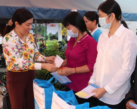 Chủ tịch Hội LHPN TPHCM Nguyễn Trần Phượng Trân trao quà phụ nữ có hoàn cảnh khó khăn