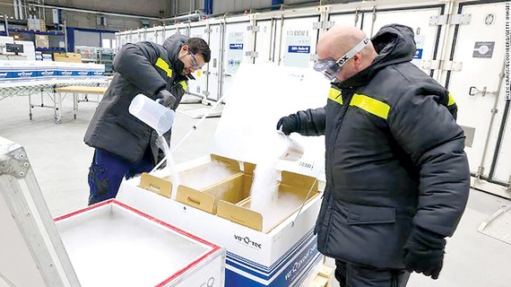 Đá khô được sử dụng trong trữ lạnh vaccine phòng Covid-19 tại Đức 