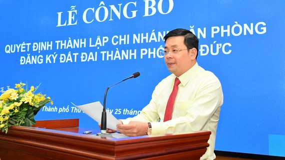 Giám đốc Sở Tài Nguyên Môi trường TPHCM Nguyễn Toàn Thắng công bố quyết định thành lập Chi nhánh Văn phòng Đăng ký Đất đai TP Thủ Đức. Ảnh: VIỆT DŨNG