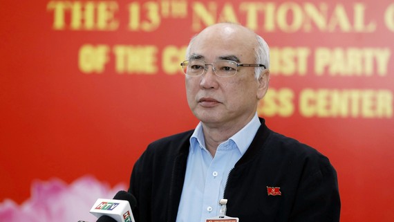 Đồng chí Phan Nguyễn Như Khuê trao đổi với báo chí. Ảnh: VIẾT CHUNG
