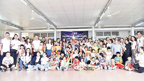 Đoàn thiện nguyện SCB tại mái ấm Hoa Hồng