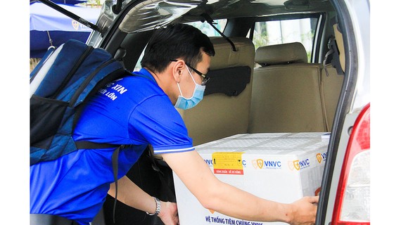 Vận chuyển vaccine Covid-19 đến Trung tâm Kiểm soát bệnh tật TP Đà Nẵng. Ảnh: XUÂN QUỲNH