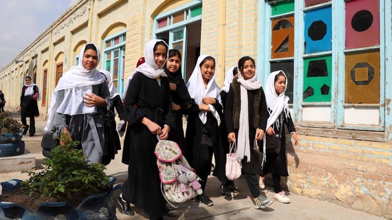 Trẻ em gái Afghnistan vừa giành lại quyền được hát