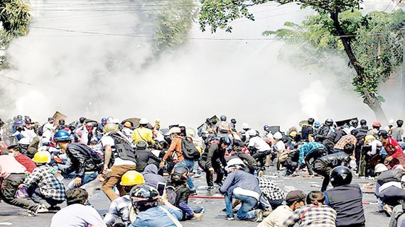 Đụng độ diễn ra giữa người biểu tình và lực lượng an ninh tại Yangon