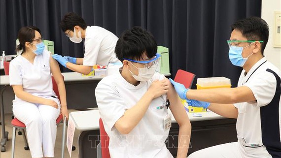 Tiêm vaccine phòng Covid-19 cho nhân viên y tế tại Tokyo, Nhật Bản. Ảnh: TTXVN