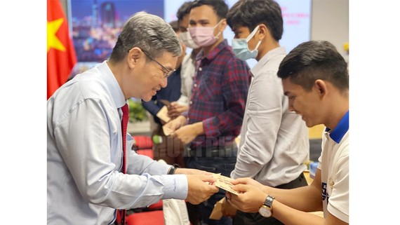 Chủ tịch Liên hiệp các tổ chức Hữu nghị TP Vương Đức Hoàng Quân trao quà Tết cho các em sinh viên Campuchia và Lào có hoàn cảnh khó khăn và đạt thành tích học lực khá, giỏi. Ảnh: Thanhuytphcm