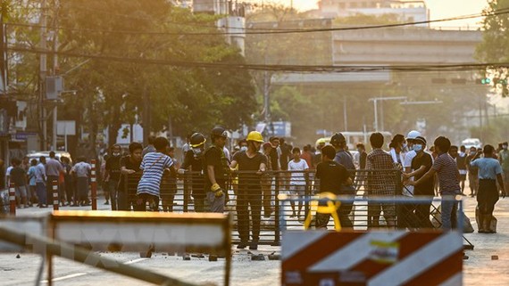 Người biểu tình tập trung tại thành phố Yangon, Myanmar ngày 10-3-2021. Ảnh: TTXVN