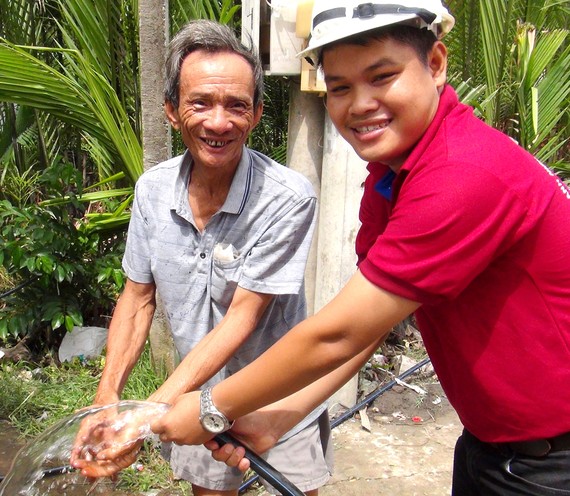 Ông Trần Văn Thanh, người dân huyện Cần Giờ vui mừng khi nước sạch được kéo đến nhà