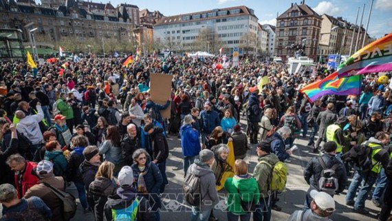 Người biểu tình tại thành phố Stuttgart, phản đối các biện pháp phong tỏa do đại dịch Covid-19. Nguồn: TTXVN