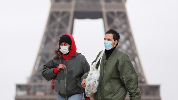 Người dân đeo khẩu trang phòng dịch Covid-19 tại thủ đô Paris, Pháp. Ảnh: TTXVN