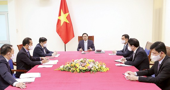Thủ tướng Phạm Minh Chính điện đàm với Thủ tướng Pháp Jean Castex. Ảnh: TTXVN