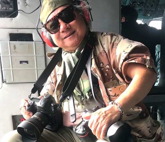 Nhà báo - nhiếp ảnh gia Giản Thanh Sơn trong một lần tác nghiệp ảnh trên không. Ảnh: HOÀNG VĂN OAI