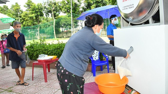 ATM gạo miễn phí cho người nghèo quận Tân Phú bắt đầu từ ngày 5-6-2021. Ảnh: VIỆT DŨNG