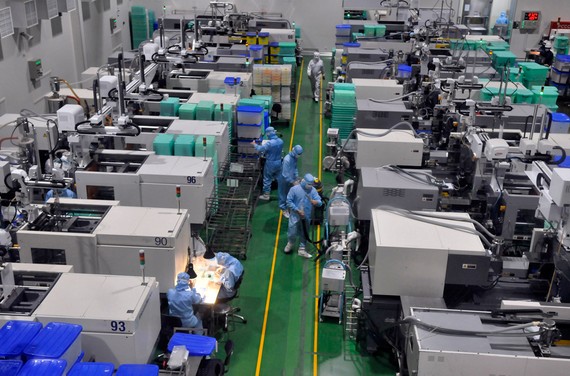 Sản xuất thiết bị y tế xuất khẩu trên dây chuyền sản xuất hiện đại tại KCX Tân Thuận, TPHCM. Ảnh: CAO THĂNG