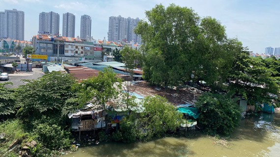 Cách Khu đô thị mới Him Lam Kênh Tẻ vài bước chân là những căn nhà bên sông tạm bợ