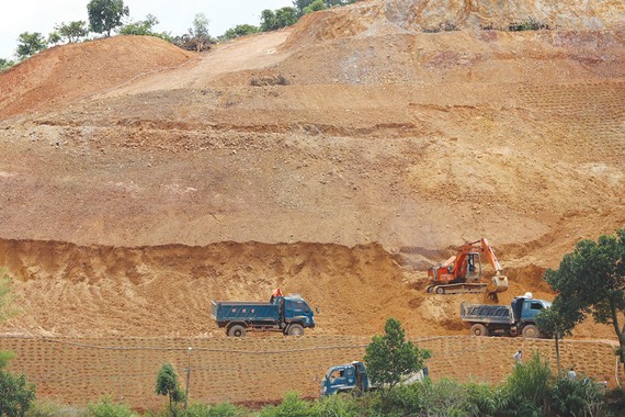 Cả ngọn đồi tại xã Mê Linh, huyện Lâm Hà (Lâm Đồng) bị san ủi, khai thác đất