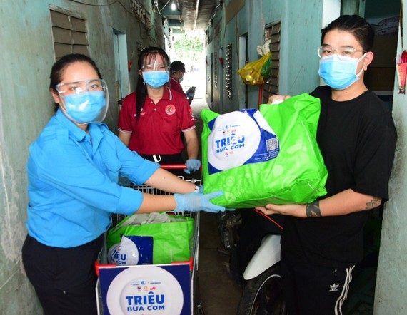 Chương trình “Triệu bữa cơm” trao quà cho gia đình thanh niên công nhân tại huyện Bình Chánh, TPHCM 