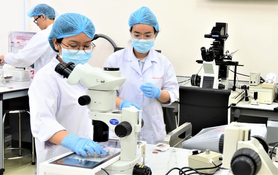 Sinh viên Trường ĐH Quốc tế (ĐH Quốc gia TPHCM) trong giờ học thực hành tại phòng thí nghiệm