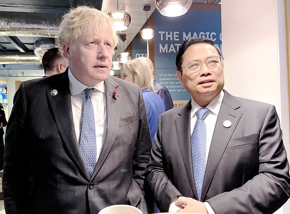 Thủ tướng Phạm Minh Chính trao đổi với Thủ tướng Vương quốc Anh Boris Johnson