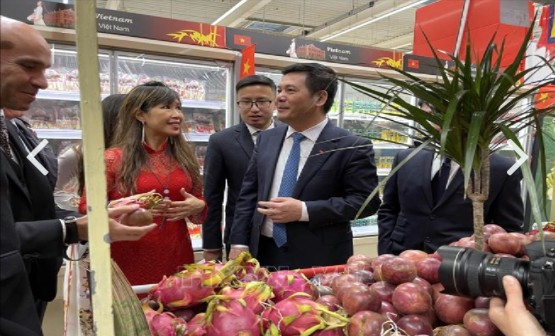 Bộ trưởng Nguyễn Hồng Diên giới thiệu trái cây Việt Nam. Ảnh: TTXVN