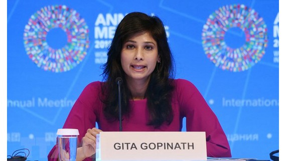 Bà Gita Gopinath phát biểu trong cuộc họp báo ở Washington, DC, Mỹ. Ảnh: TTXVN